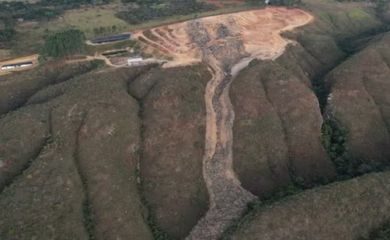 Brasília (DF), 21/06/2025 - Imagem aérea mostra pilha de lixo que desabou em Padre Bernardo. Contaminação de córrego no Entorno do DF está 3 vezes acima do padrão. Foto: Felipe Mateus/Semad