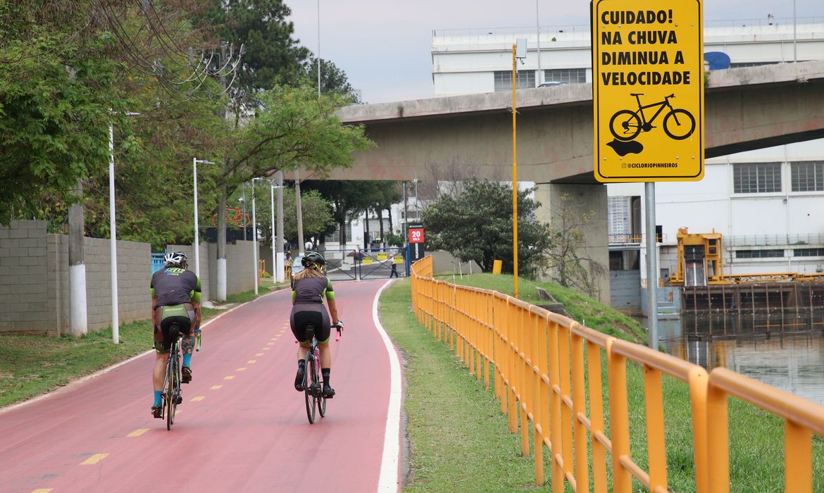 Ciclovia administrada pela Companhia Paulista de Trens Metropolitanos - CPTM, na margem do rio Pinheiros.