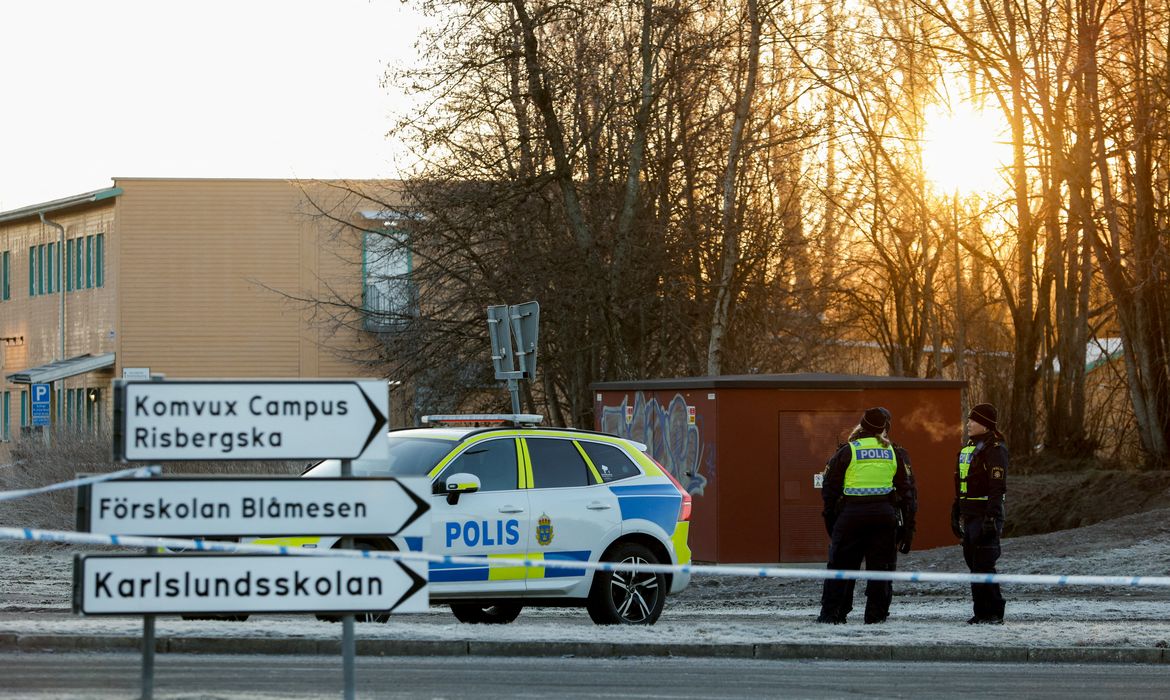 Police officers stand near the Risbergska school, following a deadly shooting attack at the adult education centre, in Orebro, Sweden, February 7, 2025. REUTERS/Kuba Stezycki