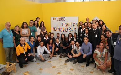 Funcionários do CCBB Rio posam ao lado de frase contra a homofobia após denúncia de casal de mulheres 