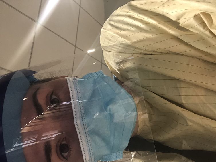 Arquivo pessoal A atleta brasileira de skeleton Nicole Silveira trabalha com enfermeira, e vem atendendo pacientes de covid-19.