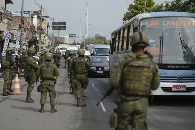 Forças Armadas e policiais fazem operações na comunidade da Gardênia Azul, região de Jacarepaguá, na zona oeste do Rio de Janeiro.