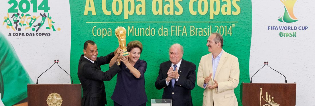 Dilma, Cafu, Blatter e Aldo na apresentação da taça