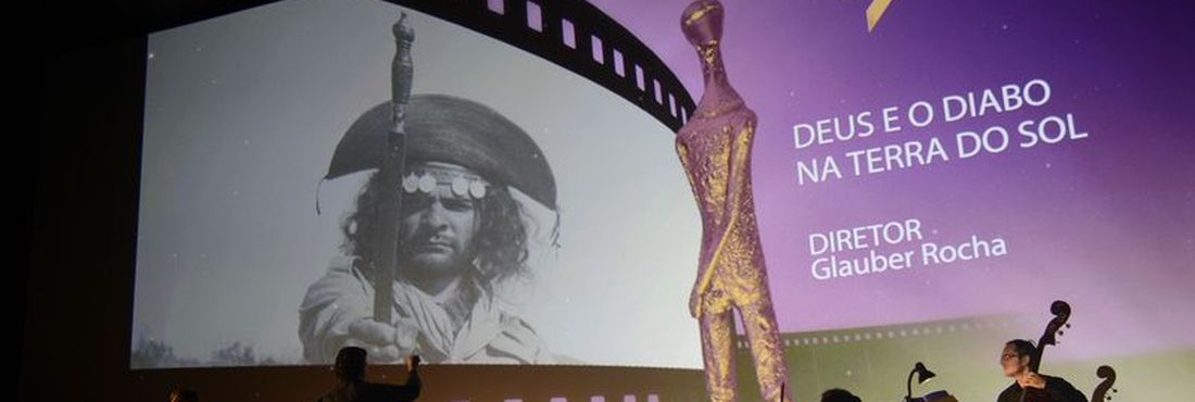 Glauber Rocha é homenageado na abertura do Festival de Cinema de Brasília