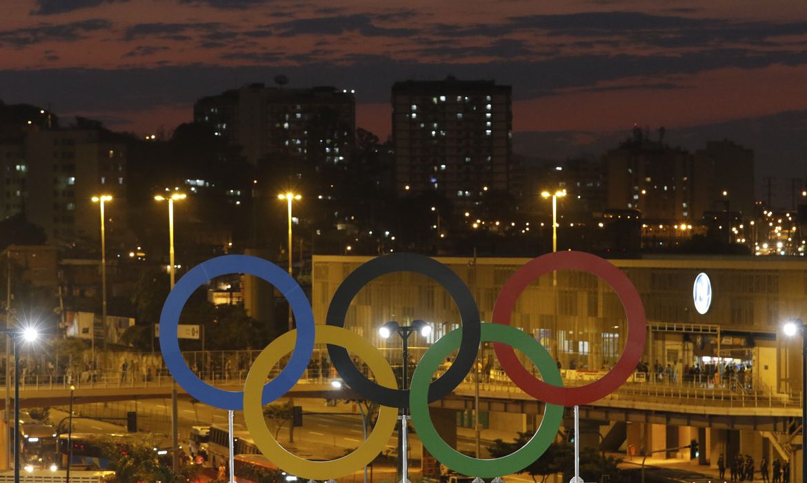 Rio de Janeiro - Anéis olímpicos decoram Estádio do Maracanã para cerimônia de abertura dos Jogos Rio 2016 (Fernando Frazão/Agência Brasil)