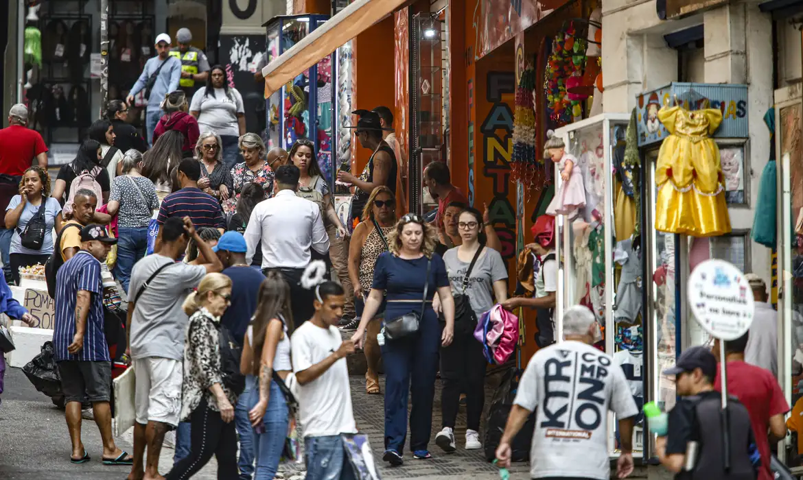Pirataria é fiscalizada e combatida, dizem lojistas da 25 de Março