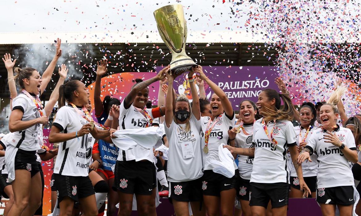 Atletas do Corinthians comemoram o bicampeonato paulista feminino de futebol.