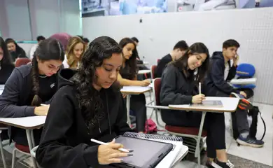 Brasília (DF), 24/10/2024 - Alunos do colégio Galois em sala de aula na preparação dos últimos dias antes da prova do Enem 2024.  Foto: José Cruz/Agência Brasil