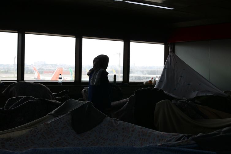 Refugiados afegãos que obtiveram visto humanitário para o Brasil acampam no Aeroporto de Guarulhos a espera de abrigo.