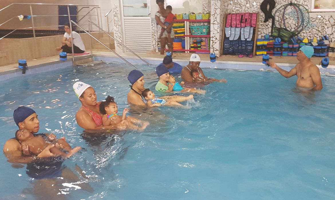 Salvador - As aulas gratuitas de hidroterapia atendem 150 famílias (Sayonara Moreno/Agência Brasil)