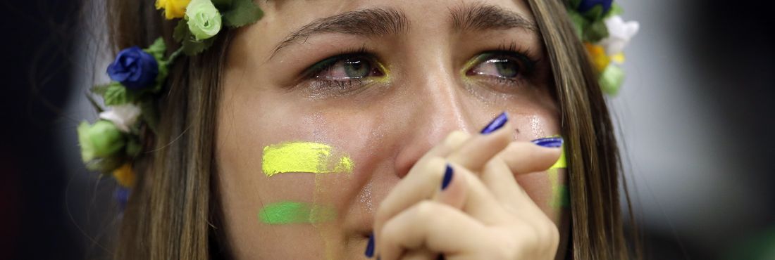 Torcedora brasileira chora na derrota por 3 x 0 para a Holanda pela disputa do terceiro lugar da Copa no estádio Mané Garrincha em Brasília