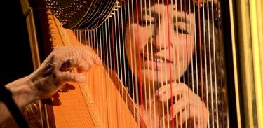 Partituras exibe concerto da harpista Cynthia Valenzuela
