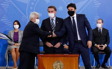 O ministro da Ciência, Tecnologia e Inovações, Marcos Pontes, o presidente da República, Jair Bolsonaro,e o ministro   das Comunicações, Fábio Faria, durante cerimônia de posse