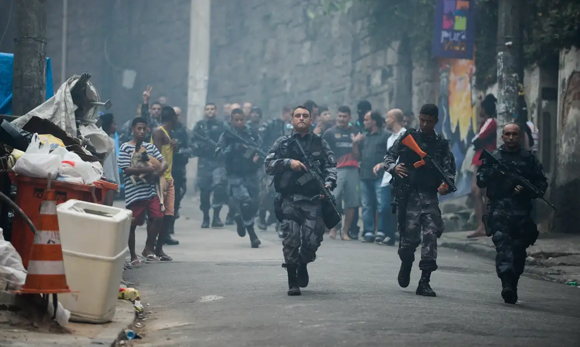 Rio de Janeiro - Operação policial após ataques às bases das Unidades de Polícia Pacificadora (UPP) nas comunidades do Cantagalo e Pavão-Pavãozinho, em Copacabana. (Fernando Frazão/Agência Brasil)