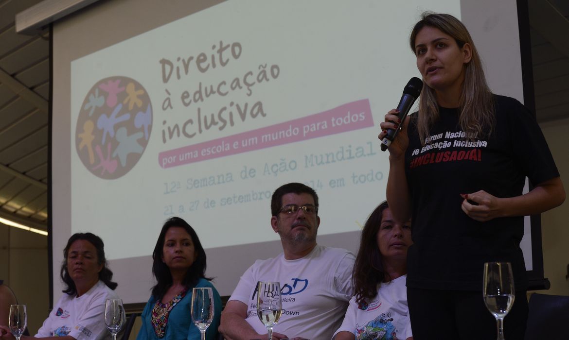 A professora Meire Cavalcante fala no Seminário Nacional – Desafios para a Garantia do Direito à Educação Inclusiva no Brasil (José Cruz/Agência Brasil)