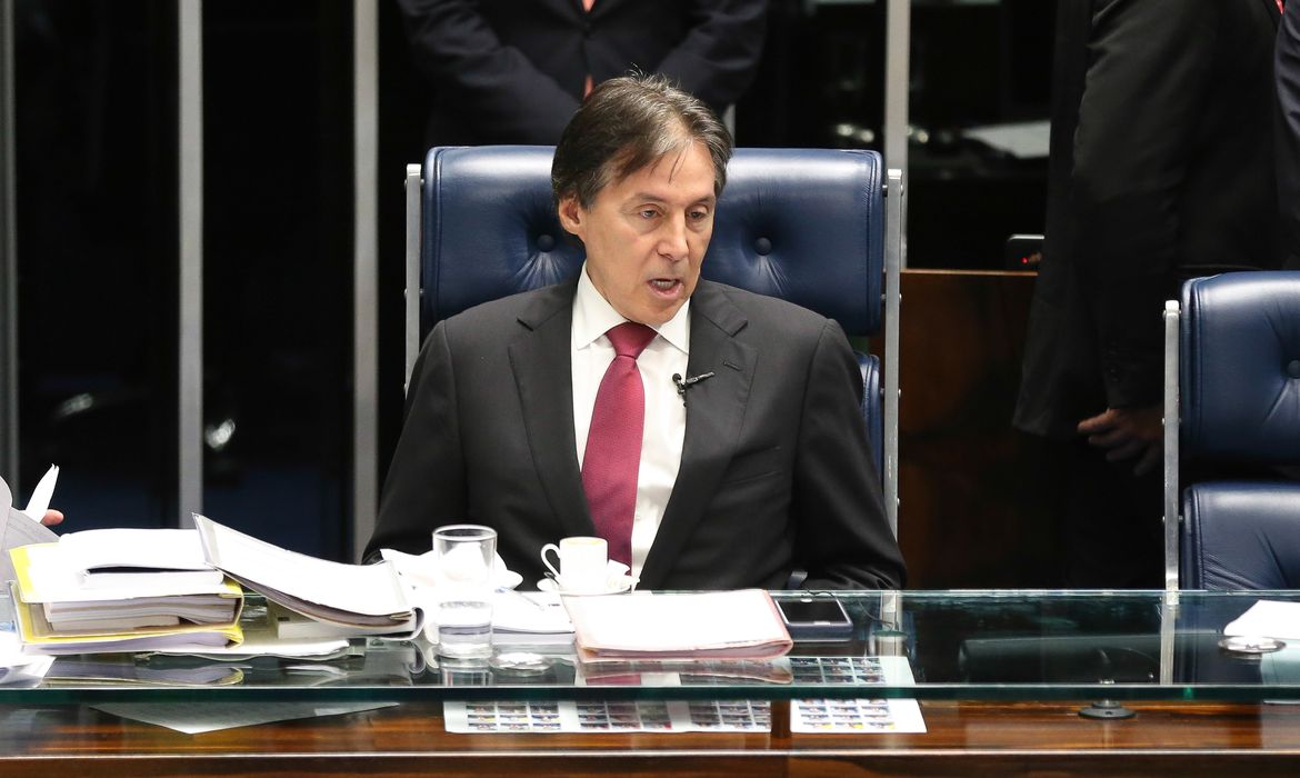 Brasília - Presidente do Senado, Eunício Oliveira, durante votação do projeto de lei que torna inelegíveis pessoas condenadas por exploração sexual infantil (Fabio Rodrigues Pozzebom/Agência Brasil)