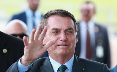 O Presidente Jair Bolsonaro cumprimenta populares no Palácio da Alvorada