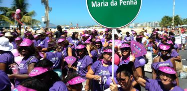 Marcha de mulheres na praia de Copacabana