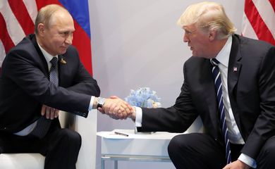 Putin e Trump trocam apertos de mão em Hamburgo