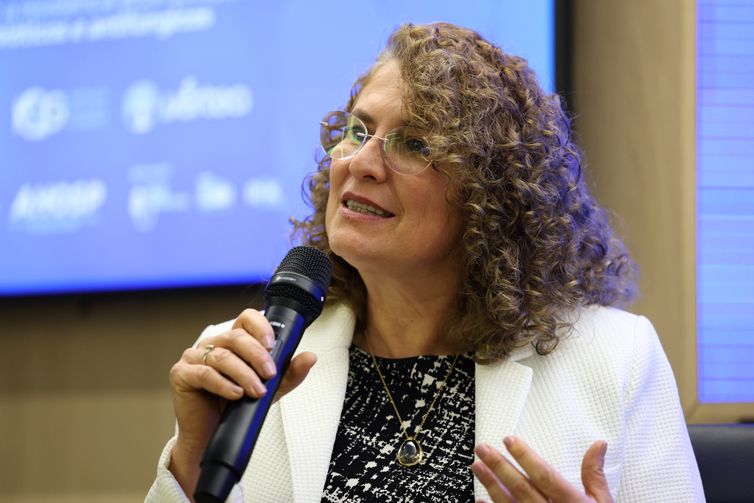 Rovena Rosa/Agência Brasil São Paulo (SP), 20/08/2025 - A infectologista e coordenadora do Comitê de Resistência Antimicrobiana da Sociedade Brasileira de Infectologia - SBI, Ana Gales, fala sobre a campanha Será que precisa? Evitando a resistência antimicrobiana por antibióticos e antifúngicos. Foto: Rovena Rosa/Agência Brasil