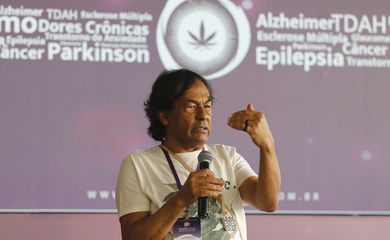 O líder indígena Ailton Krenak fala sobre saberes ancestrais e plantas no seminário internacional Cannabis Medicinal: Um olhar para o futuro. 