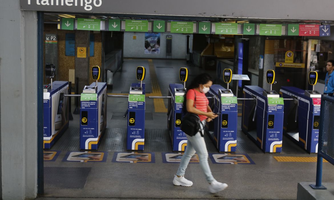 Estação do metrô no Flamengo com pouca movimentação, no  primeiro dia de comércio fechado por determinação da prefeitura