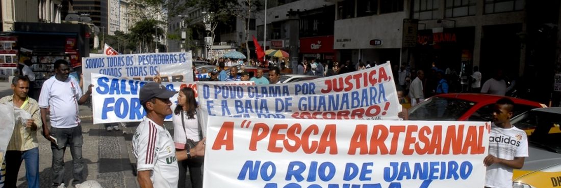 Pescadores protestam no Rio de Janeiro contra obras do Comperj