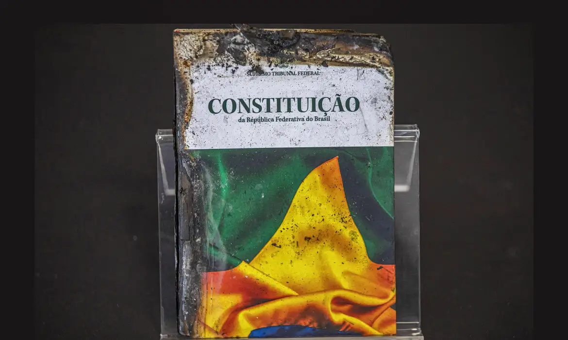 Brasília 04/02/2025- Foto feita em 07/02/2023 - Memorial com imagens e objetos destruídos do STF é montado na entrada do plenário.
Entre os itens expostos, há a Constituição queimada (Foto), pedras portuguesas e bolas de gude usadas na destruição das vidraças, vidros estilhaçados e um vaso histórico português quebrado. 'Eles não conseguiram destruir o espírito da democracia’', disse Rosa Weber ao abrir a sessão'.
Foto: Joédson Alves/Agência Brasil