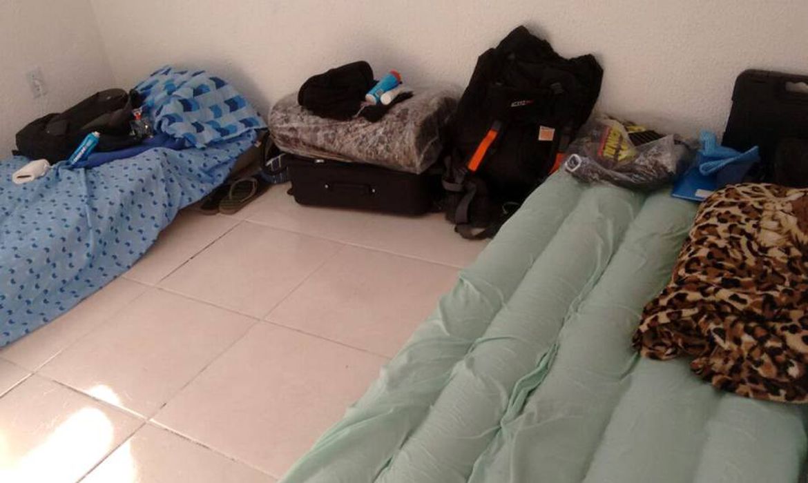 Foto publicada pelos agentes nas redes sociais mostra colchões no chão porque não há camas