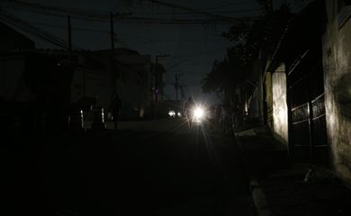 São Paulo (SP), 13/10/2024  -.Avenida Padre Arlindo Vieira no  bairro do Jabaquara sem energia elétrica desde sexta-feira devido as chuvas,.Foto: Paulo Pinto/Agência Brasil