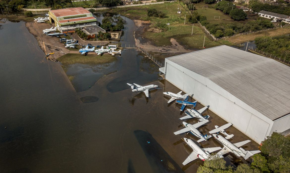 Porto Alegre (RS), 25/05/2024 -  Aeroporto Salgado Filho (POA) continua alagado pelas enchentes que atinge o estado.
Foto: Rafa Neddermeyer/Agência Brasil