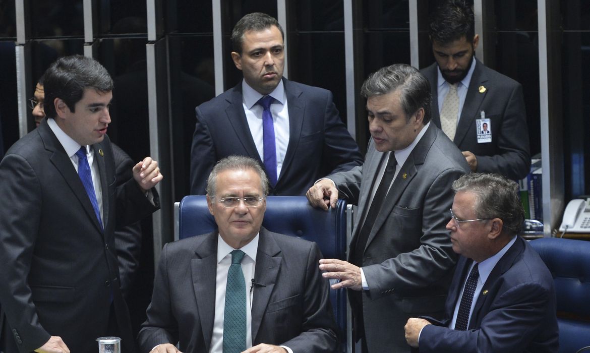 Brasília - O presidente do Senado, Renan Calheiros, preside sessão plenária para decidir sobre a admissibilidade do processo de impeachment da presidenta Dilma Rousseff (Antonio Cruz/Agência Brasil)