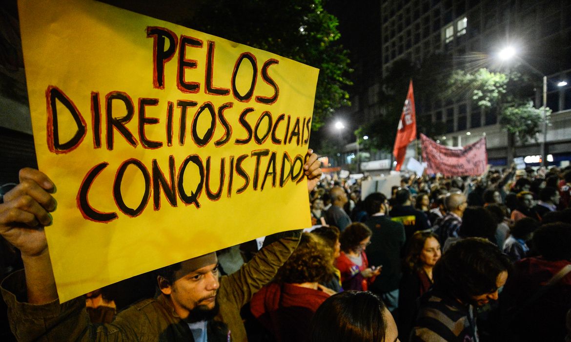 Rio de Janeiro - Servidores públicos federais, de diversas categorias, protestam no centro da cidade contra a reforma da Previdência, o congelamento de salários e desligamentos  (Fernando Frazão/Agência Brasil)