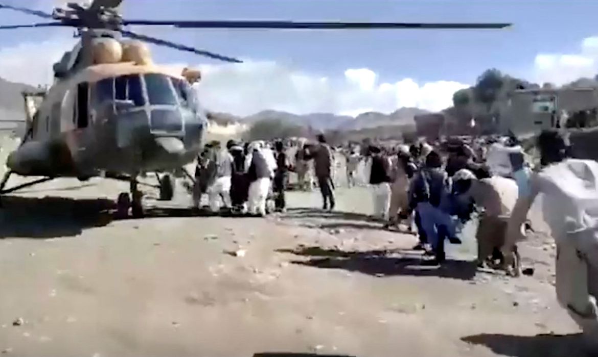 Helicópteros retiram feridos após terremoto no Afeganistão