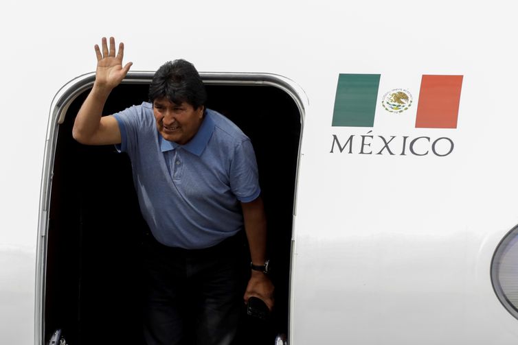 Bolivia's ousted President Evo Morales waves during his arrival to take asylum in Mexico, in Mexico City, Mexico, November 12, 2019. REUTERS/Luis Cortes