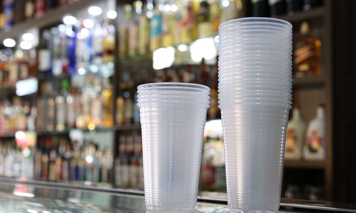 Prefeito sanciona lei que obriga bares e restaurantes a oferecer