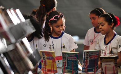 crianças de varias escolas  de cidades satelides do DF visitam a 2º bienal do livro nesta segunda feira.