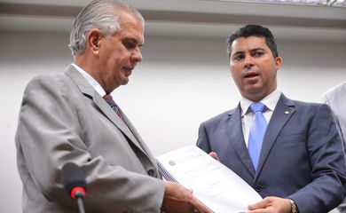 Brasília – O parecer do relator Marcos Rogério (DEM-RO) sobre a cassação do deputado afastado Eduardo Cunha (PMDB-RJ) foi entregue ao presidente do Conselho de Ética da Câmara dos Deputados, José Carlos Araújo (PR-BA) (Antônio Cruz/Agência