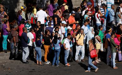 2017Venezuelanos lotam as ruas em Caracas, após paralisação no metrô por blecaute