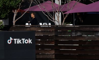 A person arrives at the offices of Tik Tok after the U.S. House of Representatives overwhelmingly passed a bill that would give TikTok's Chinese owner ByteDance about six months to divest the U.S. assets of the short-video app or face a ban, in Culver City, California, U.S., March 13, 2024.  REUTERS/Mike Blake