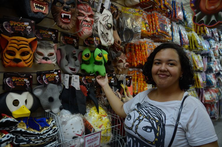 Beatriz Nascimento olha fantasias para o carnaval em loja da Sociedade dos Amigos da Rua da Carioca e Adjacências (Saara), no centro do Rio de Janeiro.