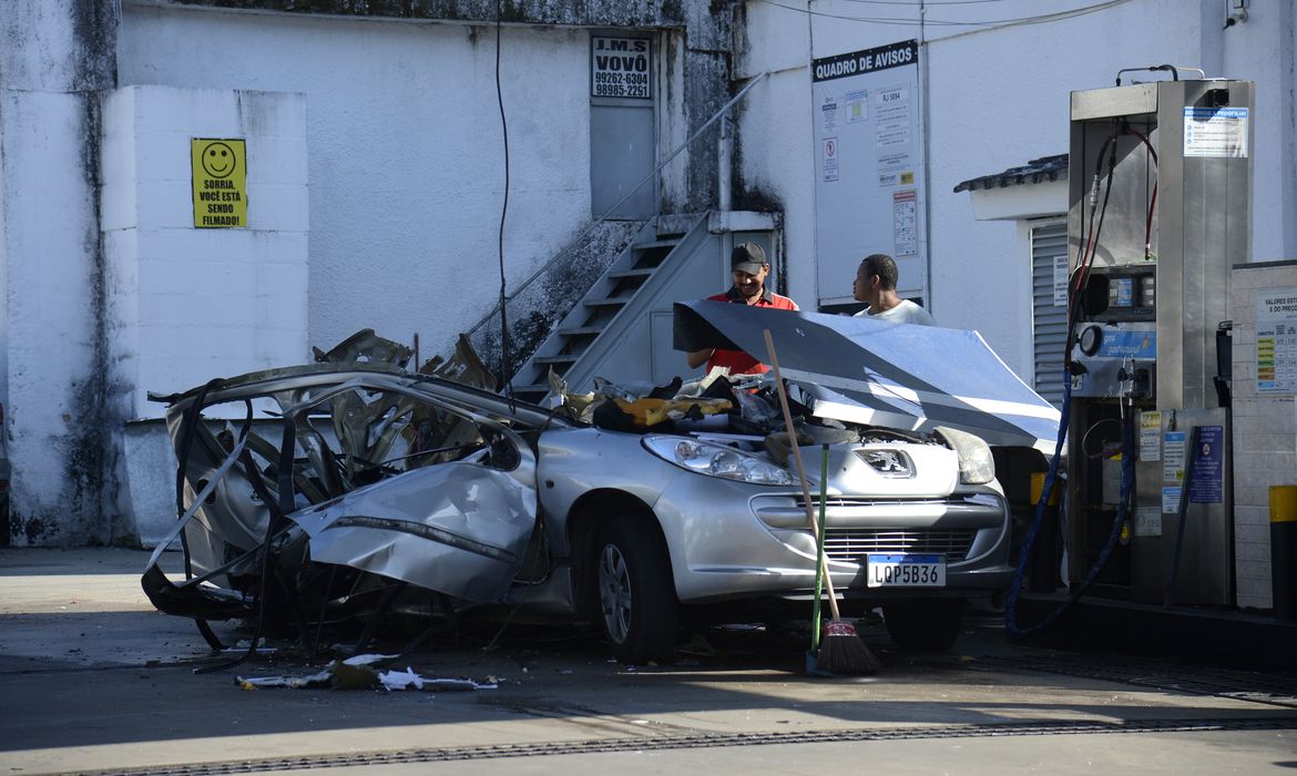 Carro explode durante abastecimento com GNV, na zona norte do Rio de Janeiro