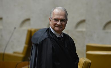 O novo ministro do Supremo Tribunal Federal (STF), Luiz Edson Fachin, toma posse em solenidade no plenário do STF (Valter Campanato/Agência Brasil)