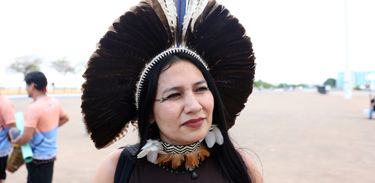 Luciana Kaygang participa de passeata indígena em defesa da demarcação de terras.