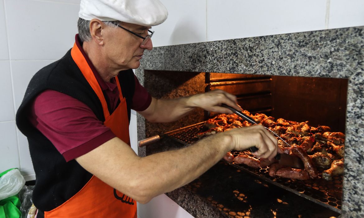 Porto Alegre (RS), 24/05/2024 – CHUVAS RS- COZINHA SOLIDÁRIA - Rede de cozinhas solidárias da Região Metropolitana de Porto Alegre monta central de abastecimento. Foto: Rafa Neddermeyer/Agência Brasil