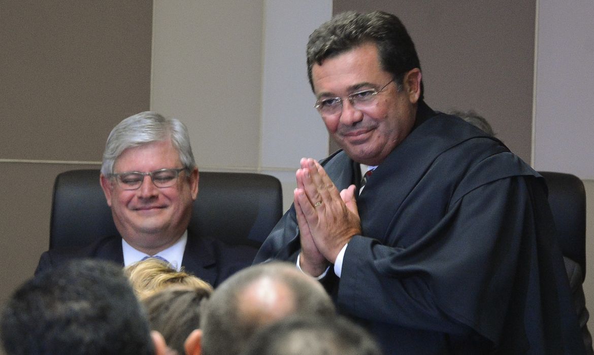 O novo ministro do Tribunal de Contas da União (TCU), Vital do Rêgo Filho, toma posse na sede do TCU em Brasília (Antonio Cruz/Agência Brasil)