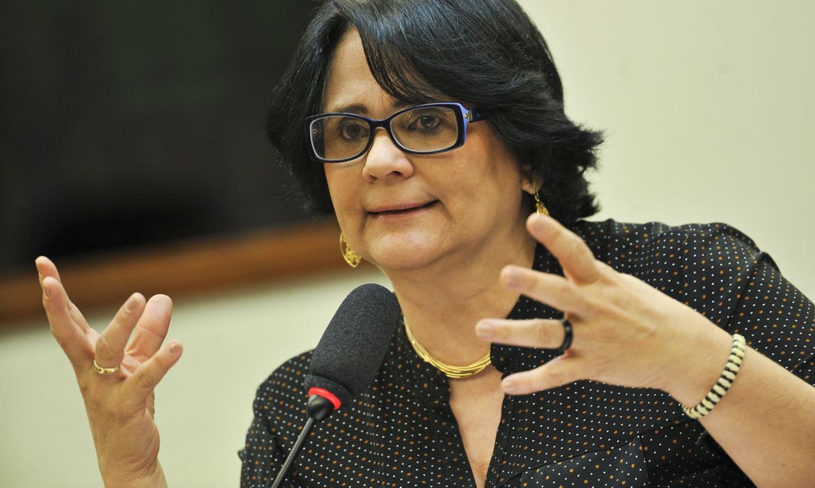 A ministra da Mulher, Família e Direitos Humanos, Damares Alves, participa de audiência pública na Comissão de Fiscalização Financeira e Controle da Câmara dos Deputados. 