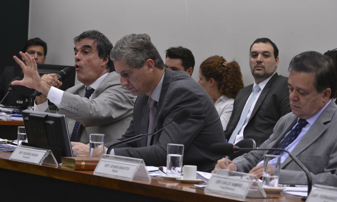 Brasília - O advogado-geral da União, José Eduardo Cardozo, faz sustentação oral em defesa da presidenta Dilma, na Comissão Especial do Impeachment, na Câmara dos Deputados  (Valter Campanato/Agência Brasil)