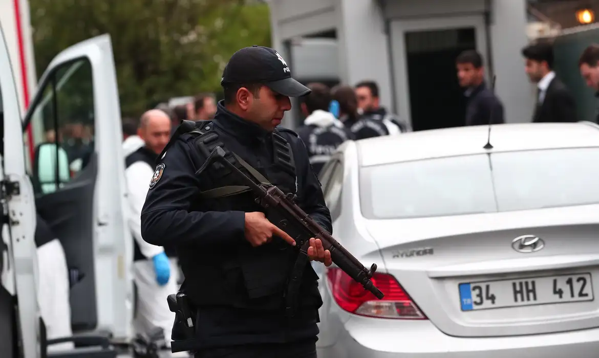 Polícia turca faz guarda em frente a residência do cônsul saudita na Turquia, enquanto membros do departamento forense inspecionam o local
