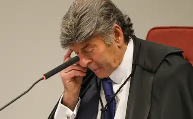 Brasília (DF) 10/09/2025 - O ministro Luiz Fux chega para proferir seu voto  na Primeira Turma do Supremo Tribunal Federal (STF) que realiza o quarto dia de julgamento dos réus do Núcleo 1 da trama golpista, formado pelo ex-presidente Jair Bolsonaro e mais sete aliados.  Foto: Fabio Rodrigues-Pozzebom/ Agência Brasil